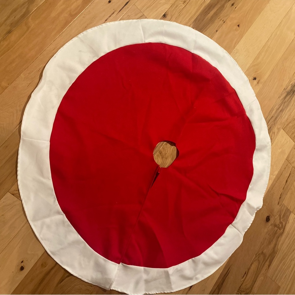 Wondershop Vibrant Red and White Tree Skirt